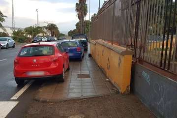 Vehículos aparcados sobre la acera en el Valle de Jinámar/TA.